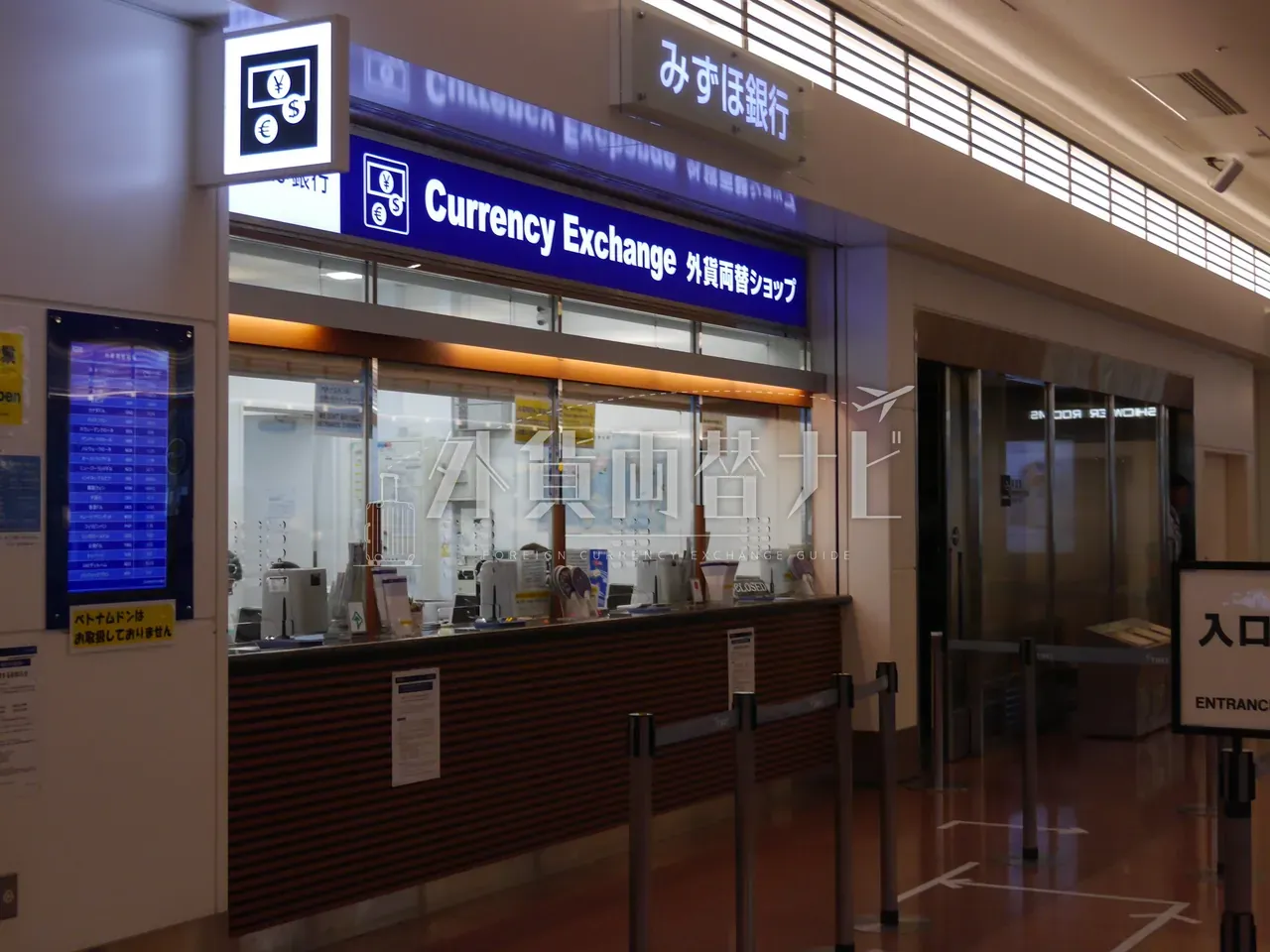 羽田空港のみずほ銀行 Currency Exchange 外貨両替ショップのカウンターと縦長レート表示パネル