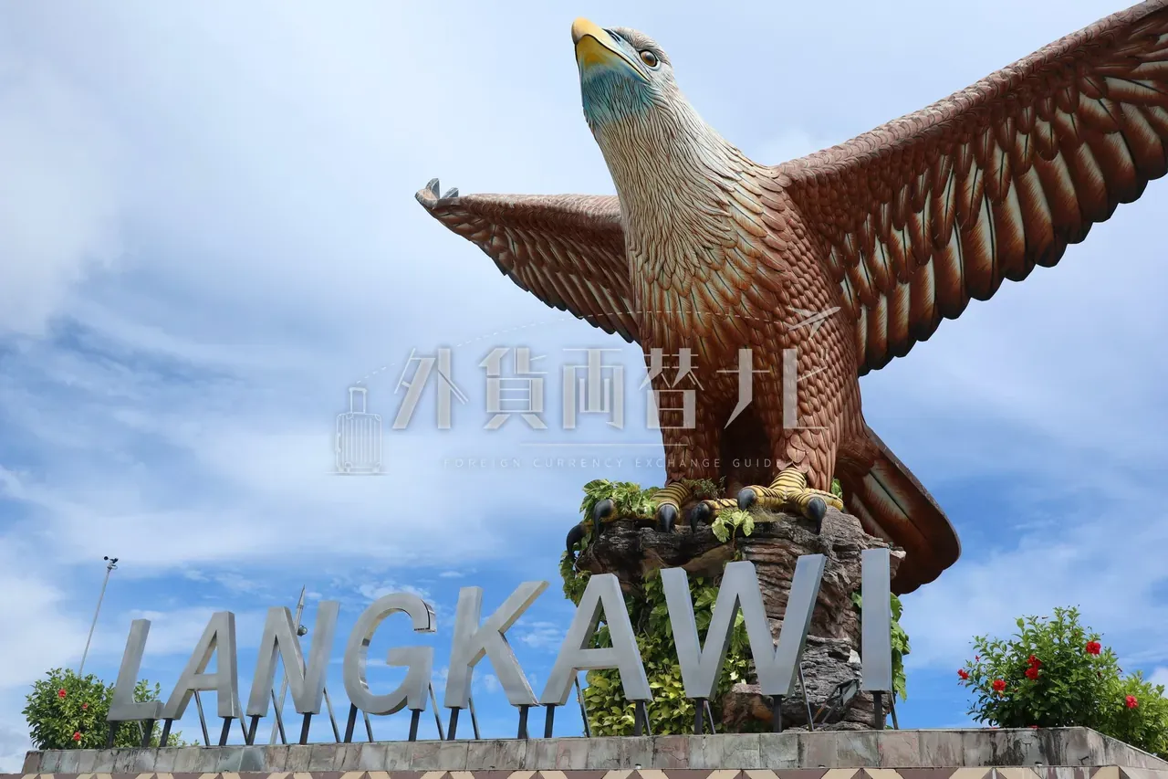 ランカウイ島イーグルスクエアの巨大な鷲像と LANGKAWI モニュメント
