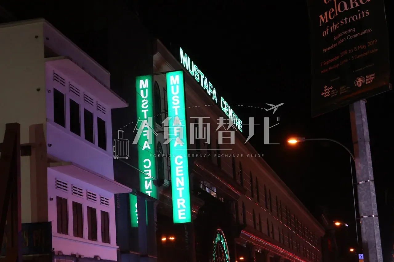 リトルインディア「MUSTAFA CENTRE」の夜の緑色ネオン看板