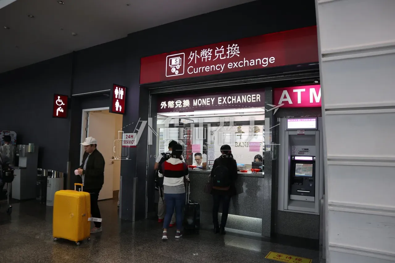 桃園空港24H両替窓口とATMが並ぶCurrency exchangeコーナー。客が手続き中