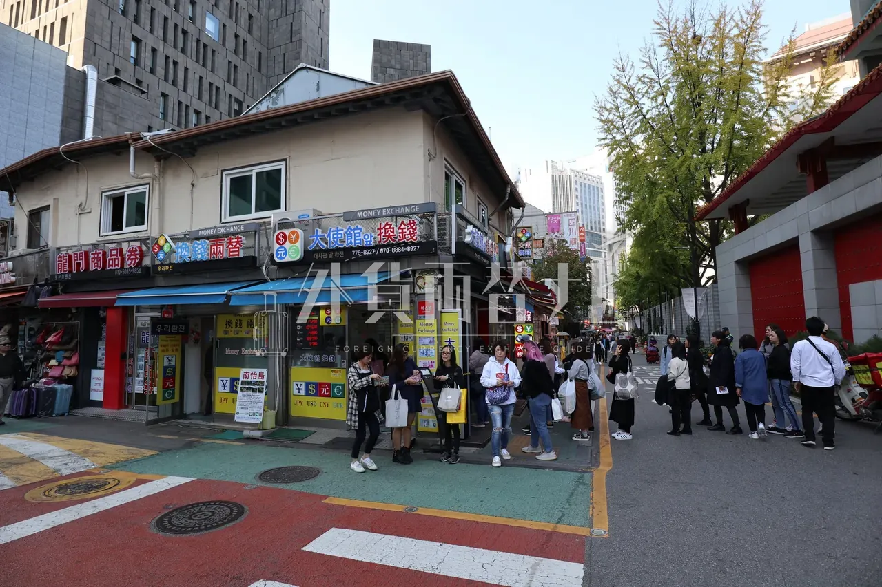 ソウル明洞の角地に並ぶ両替所の看板が連なる十字路