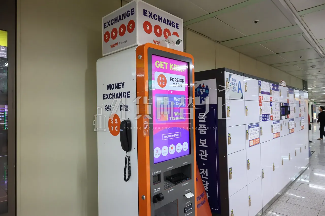 東大門地下街の自動両替機「WOW Exchange」。オレンジと白の筐体、$ € ¥ 元の通貨アイコンとタッチパネル