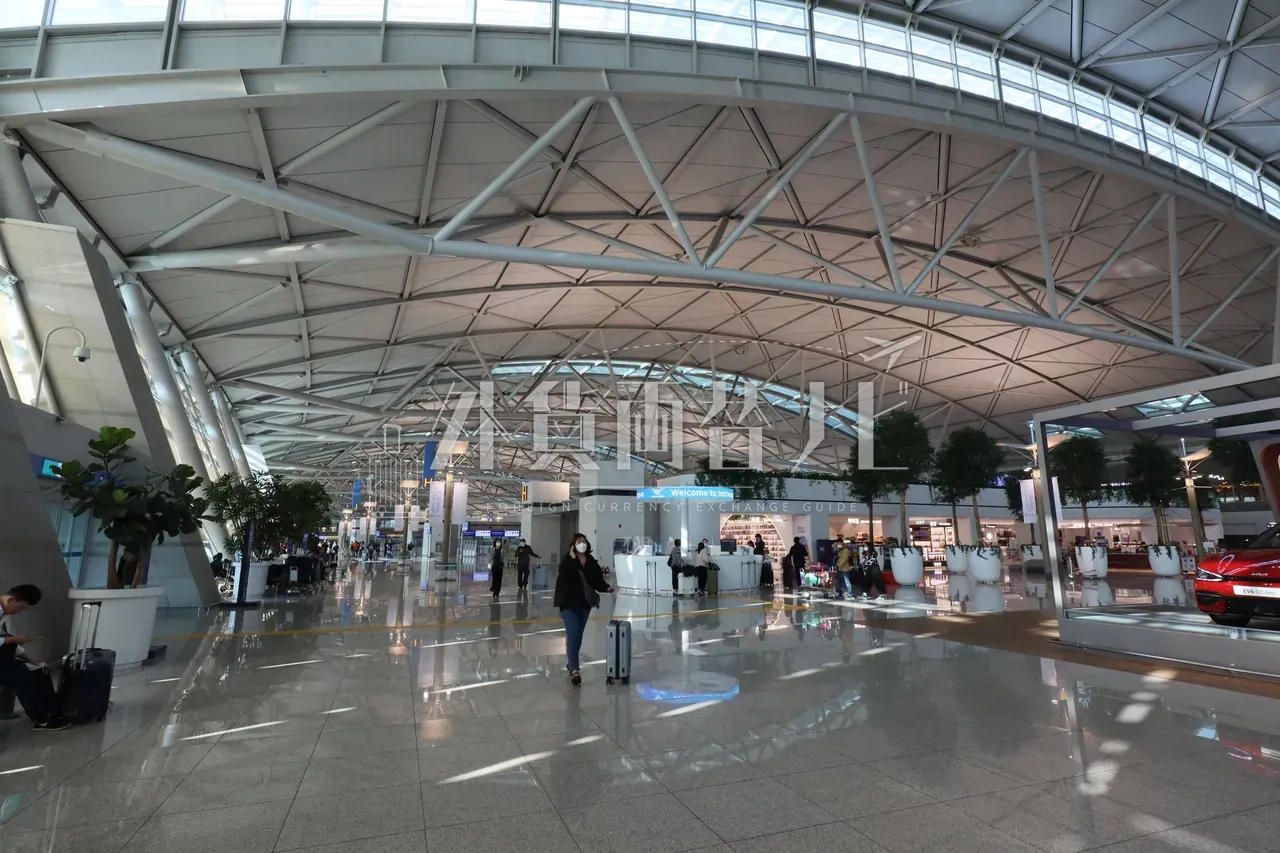 仁川国際空港ターミナルの白い波打つ大屋根と広いコンコース
