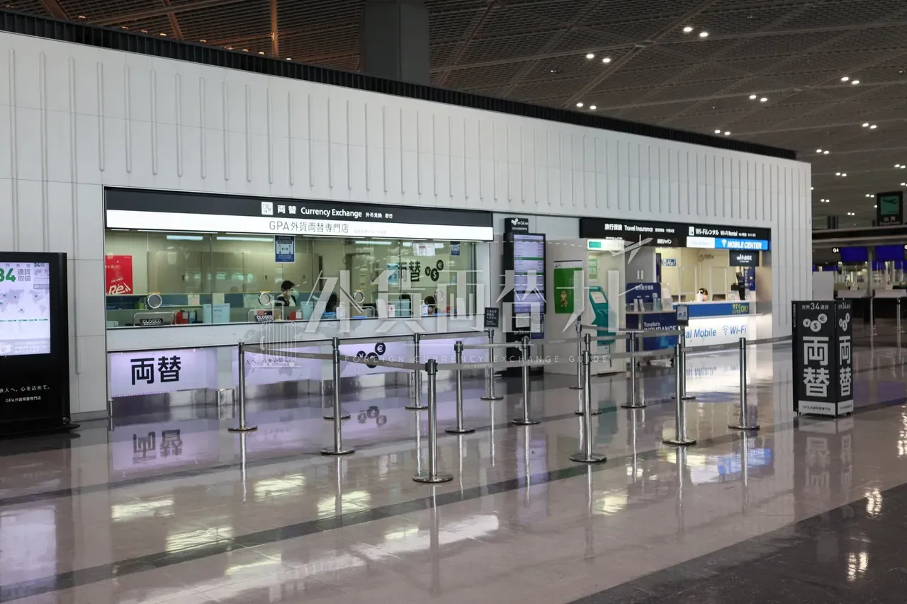 成田空港 GPA 外貨両替専門店のカウンターと旅行保険・Wi-Fi/SIM カウンターが並ぶ出国前サービス一帯