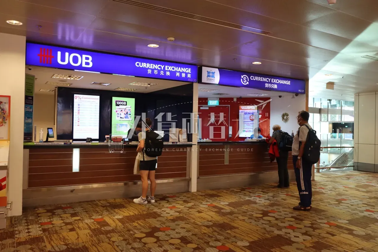 チャンギ空港のUOB両替店と旅行客