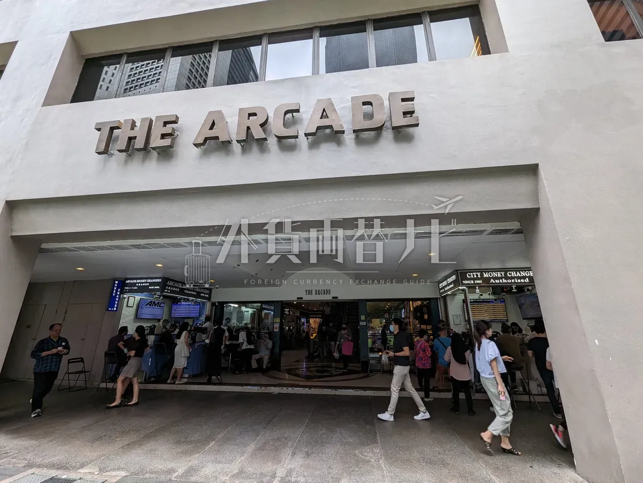 ラッフルズプレイス「THE ARCADE」入口外観と人の往来