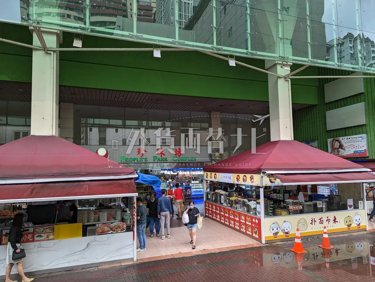 チャイナタウン「People's Park Complex（珍珠坊）」入口前の屋台が並ぶ広場