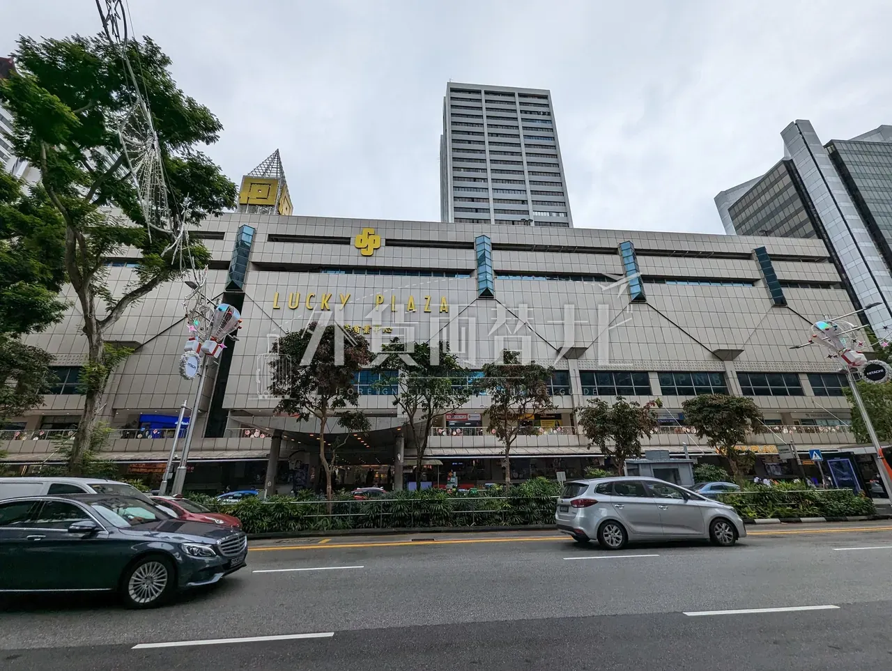 シンガポール・オーチャードの両替店集積ビル「LUCKY PLAZA」外観と街路の植栽