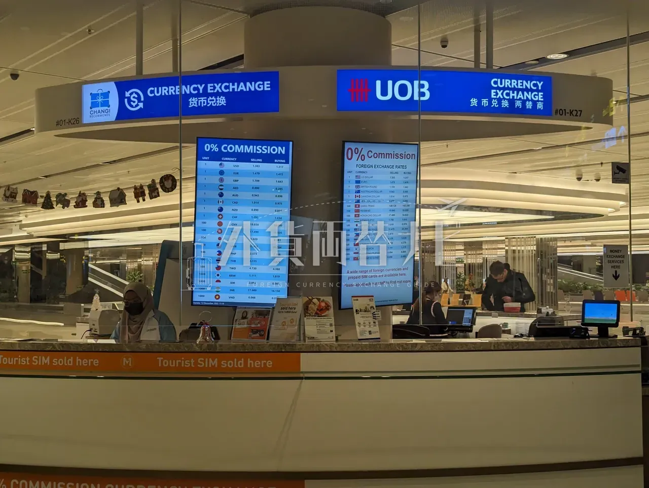 チャンギ空港 UOB 両替所のレート表ディスプレイ。0% Commission の表示と各通貨の SELLING/BUYING レート