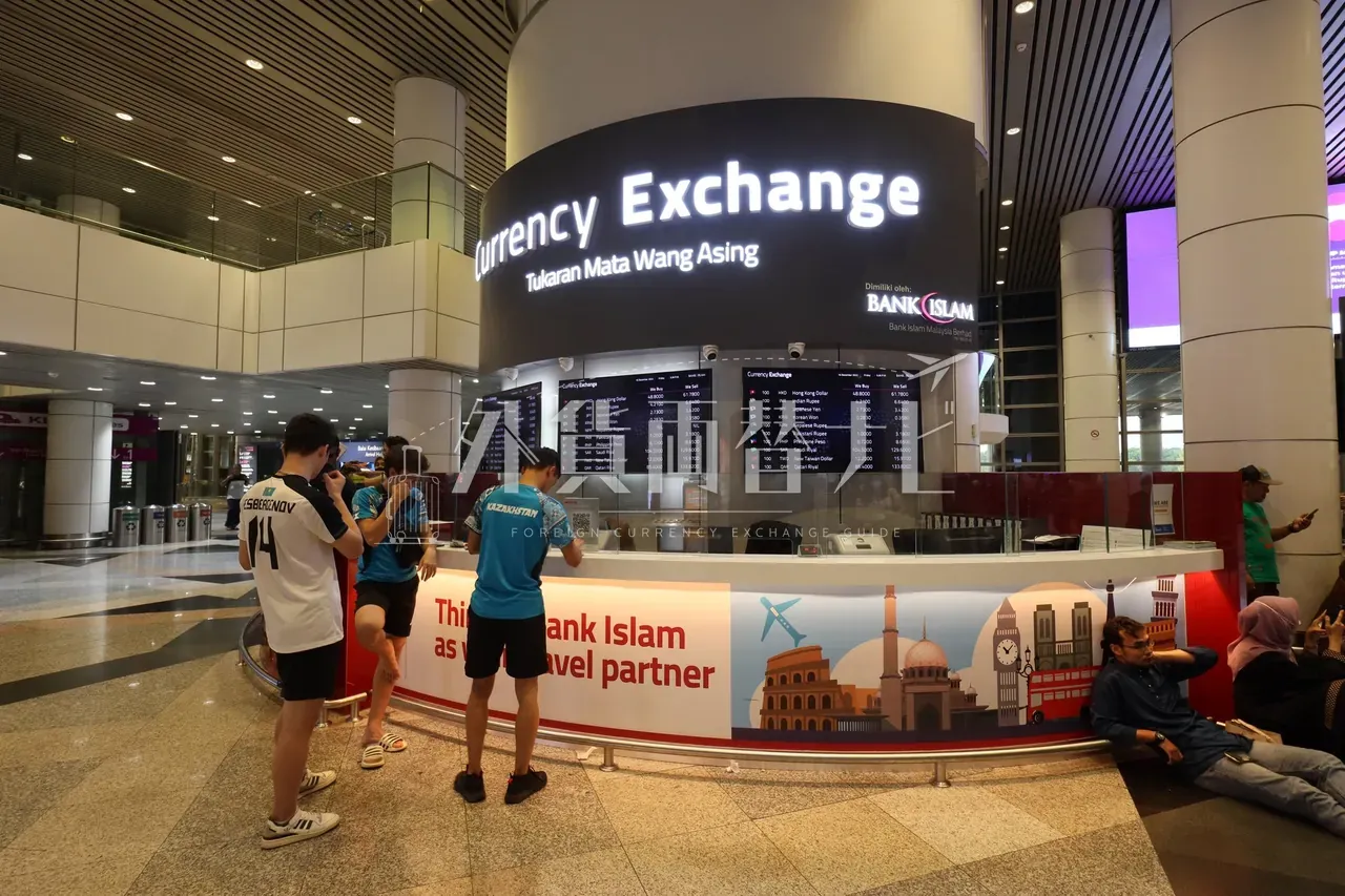 クアラルンプール空港 KLIA の Bank Islam Currency Exchange カウンターと利用客