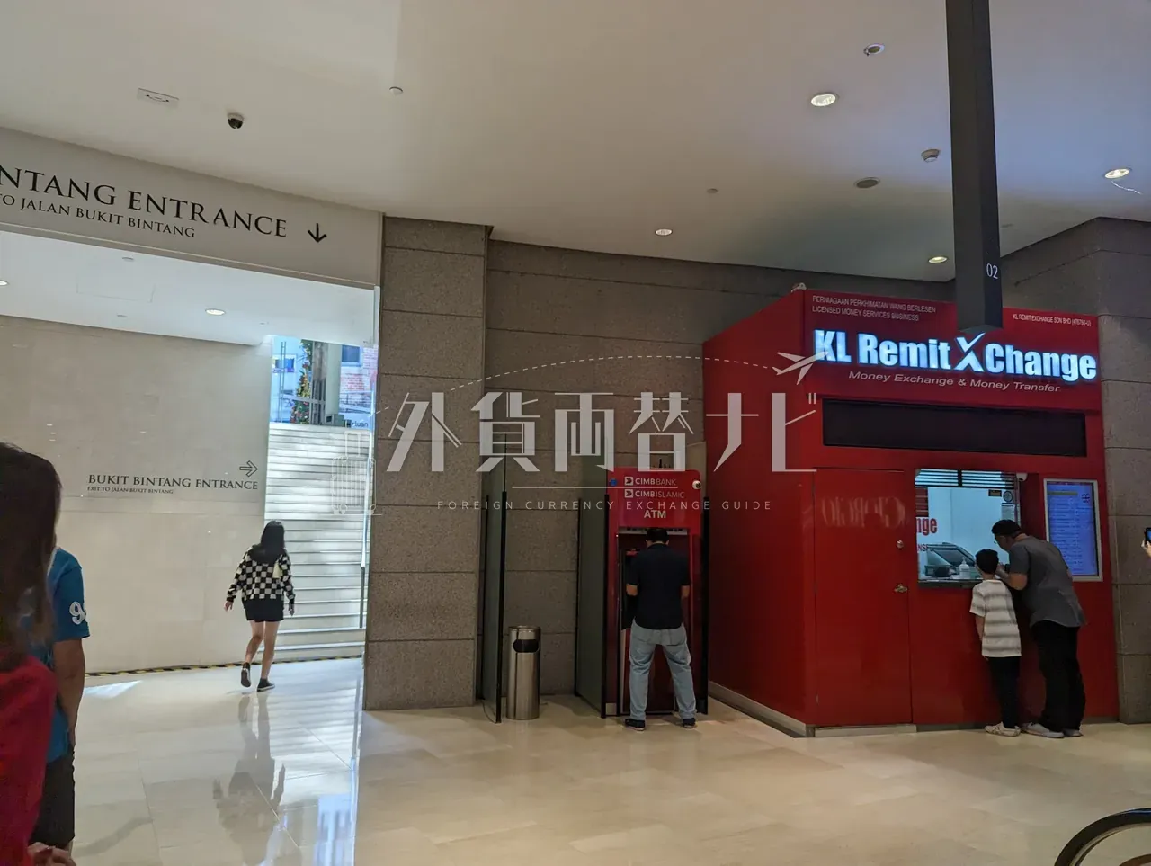 ブキッビンタン入口に面した赤い小屋型両替店 KL Remit Xchange と隣接する CIMB Bank ATM