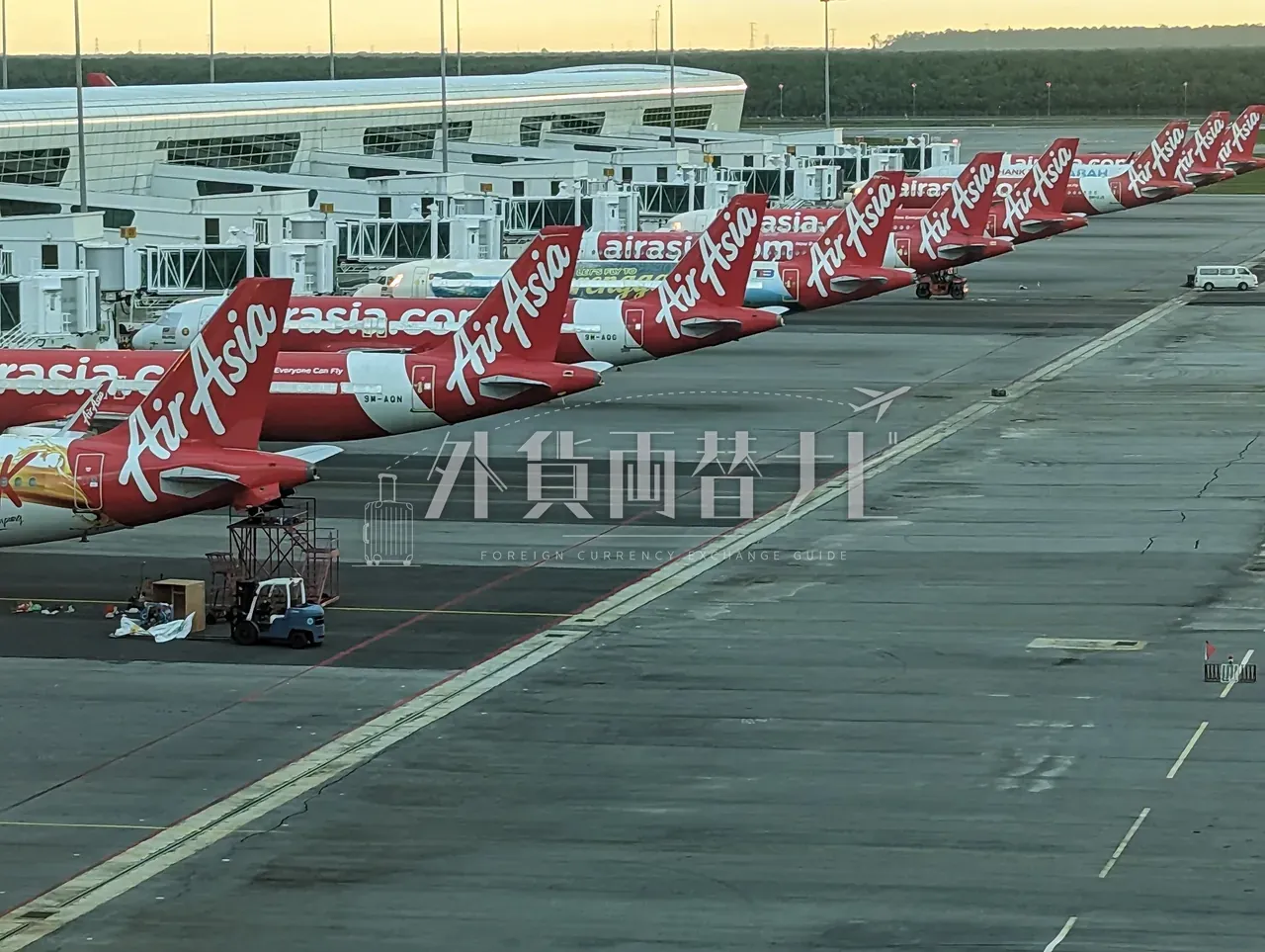 クアラルンプール国際空港 KLIA2 の駐機エリアに並ぶ AirAsia 赤い機体群を高所から俯瞰