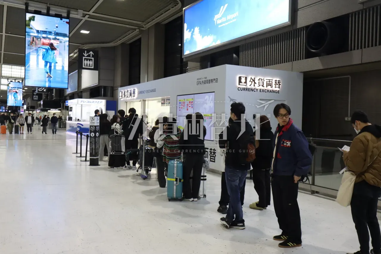 成田空港 GPA 外貨両替専門店のカウンター前に十数人が並ぶ繁忙時の行列