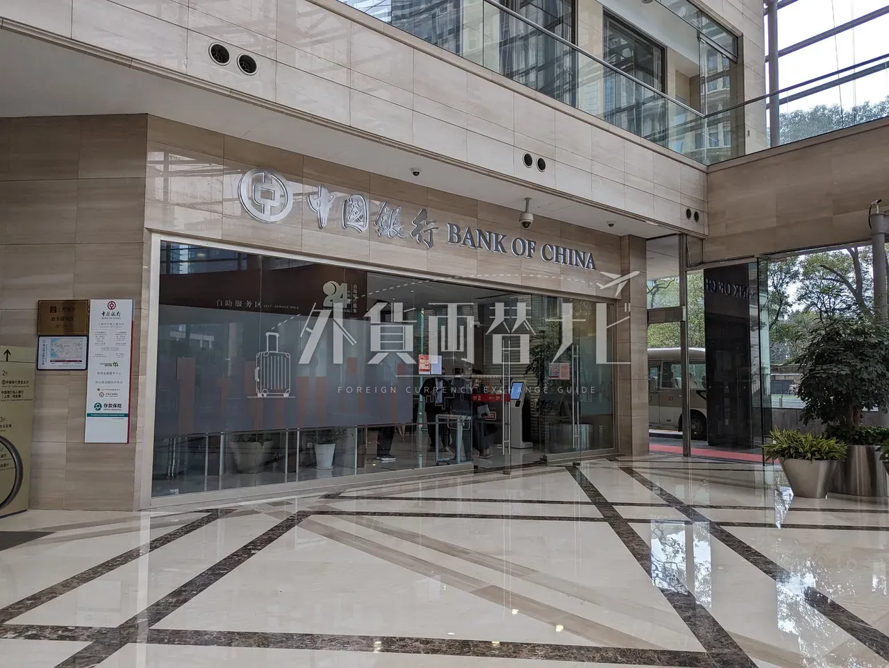 中国銀行（BANK OF CHINA）上海支店のエントランス外観と 24時間 ATM サイン