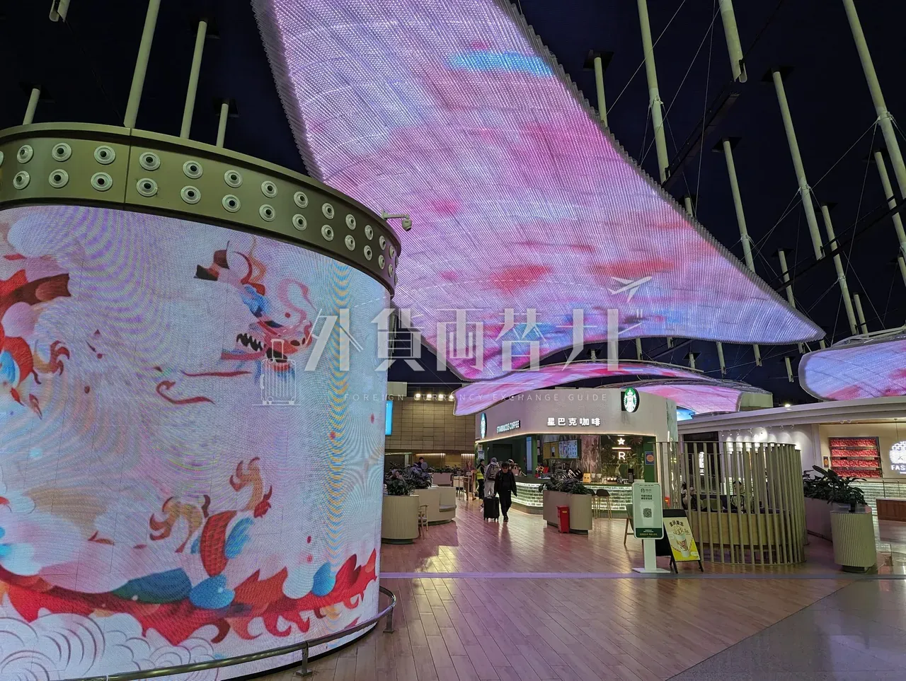 天井の LED アートと龍の柱が映える上海浦東空港のアトリウム