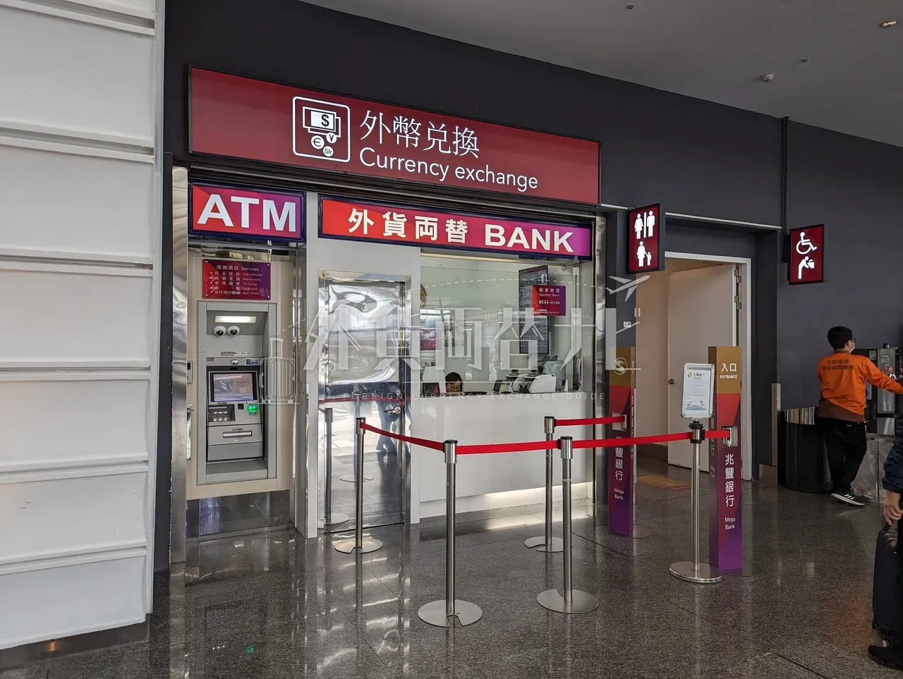 台湾兆豊銀行の空港両替カウンターとATM。多言語サインが並ぶ