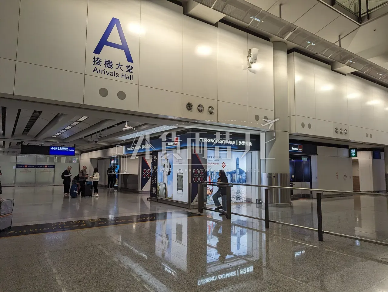 香港国際空港 到着ロビー A の Travelex 両替カウンターと到着客