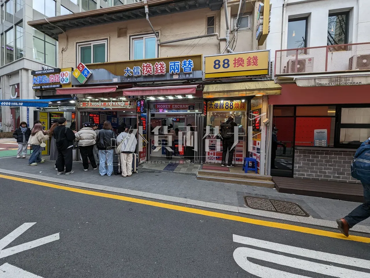 明洞「大盛換銭」「88換銭」店頭に客が列を作る両替店2軒の昼景