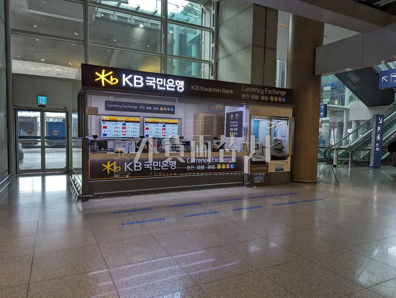 仁川空港の KB国民銀行（KB Kookmin Bank）両替店。電光レート表と多言語案内パネル