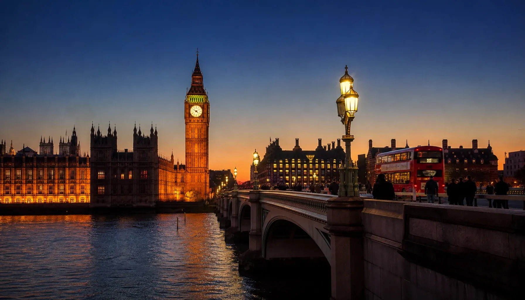 Westminster Bridge と Big Ben、Palace of Westminster の twilight。Thames 越しに South Bank から望む blue hour の景観で、赤い double-decker bus が橋を渡る。